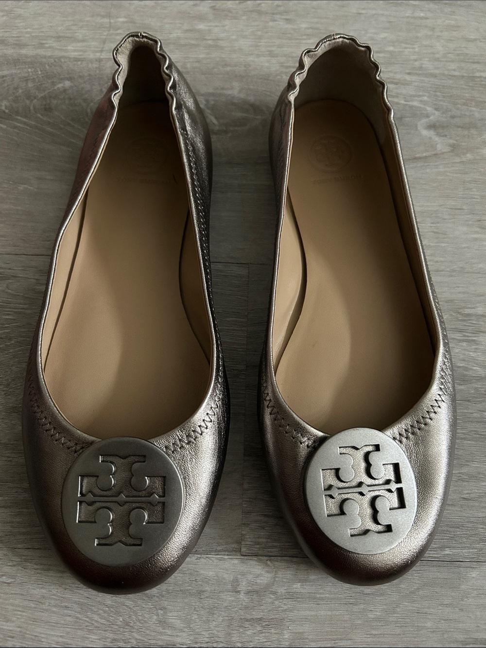 Tory Burch Metallic Pewter Logo Ballet Flats, size 8.5
